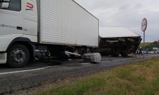 Accident grav la Cluj. Impact violent între o mașină și un autotren. Trafic îngreunat