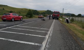Accident grav la Cluj. Impact violent între o mașină și un autotren. Trafic îngreunat