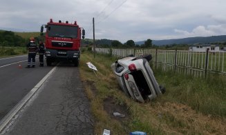 Accident grav la Cluj. Impact violent între o mașină și un autotren. Trafic îngreunat