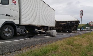 Accident grav la Cluj. Impact violent între o mașină și un autotren. Trafic îngreunat