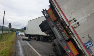 Accident grav la Cluj. O mașină și un TIR, cu roțile în sus. Trafic blocat