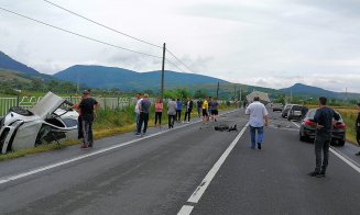 Accident grav la Cluj. O mașină și un TIR, cu roțile în sus. Trafic blocat