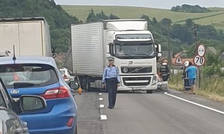 Accident grav la Cluj. O mașină și un TIR, cu roțile în sus. Trafic blocat