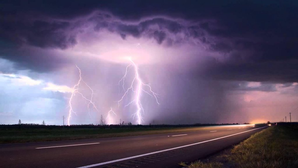 Revin furtunile! Alertă meteo de vijelii, descărcări electrice şi grindină