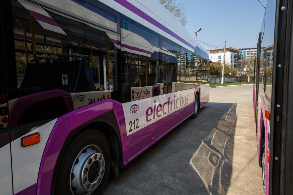 Autobuze electrice, aer condiționat... Cu ce s-a circulat în Cluj în ultimii 100 de ani - GALERIE FOTO