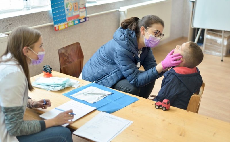Ambulanţa 4x4 a ajuns în cătunele din Apuseni / Zeci de copii au fost consultaţi