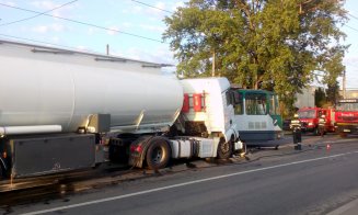 Un tramvai a deraiat pe Muncii. A fost lovit de o cisternă cu motorină