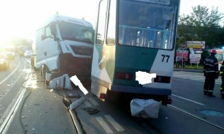 Un tramvai a deraiat pe Muncii. A fost lovit de o cisternă cu motorină
