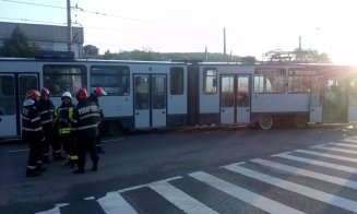 Un tramvai a deraiat pe Muncii. A fost lovit de o cisternă cu motorină