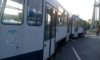 Un tramvai a deraiat pe Muncii. A fost lovit de o cisternă cu motorină