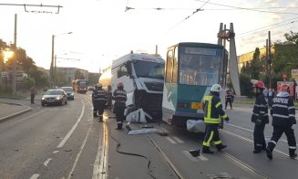 Un tramvai a deraiat pe Muncii. A fost lovit de o cisternă cu motorină