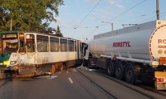 Un tramvai a deraiat pe Muncii. A fost lovit de o cisternă cu motorină