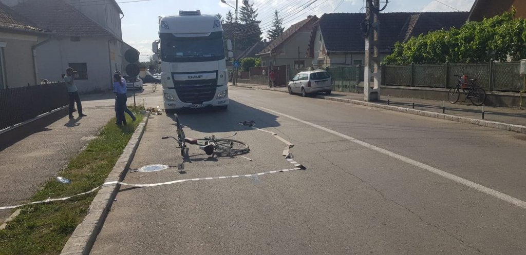 Biciclist lovit de TIR în Câmpia Turzii