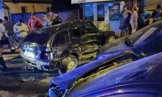 Patru mașini, făcute zob în Dej. Un bărbat a ajuns la spial