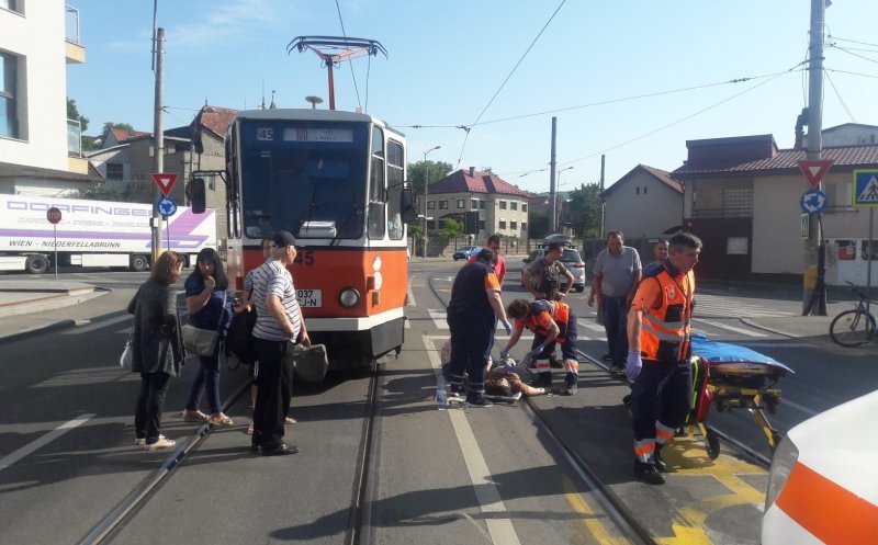 Tânără, lovită de tramvai pe trecerea de pietoni