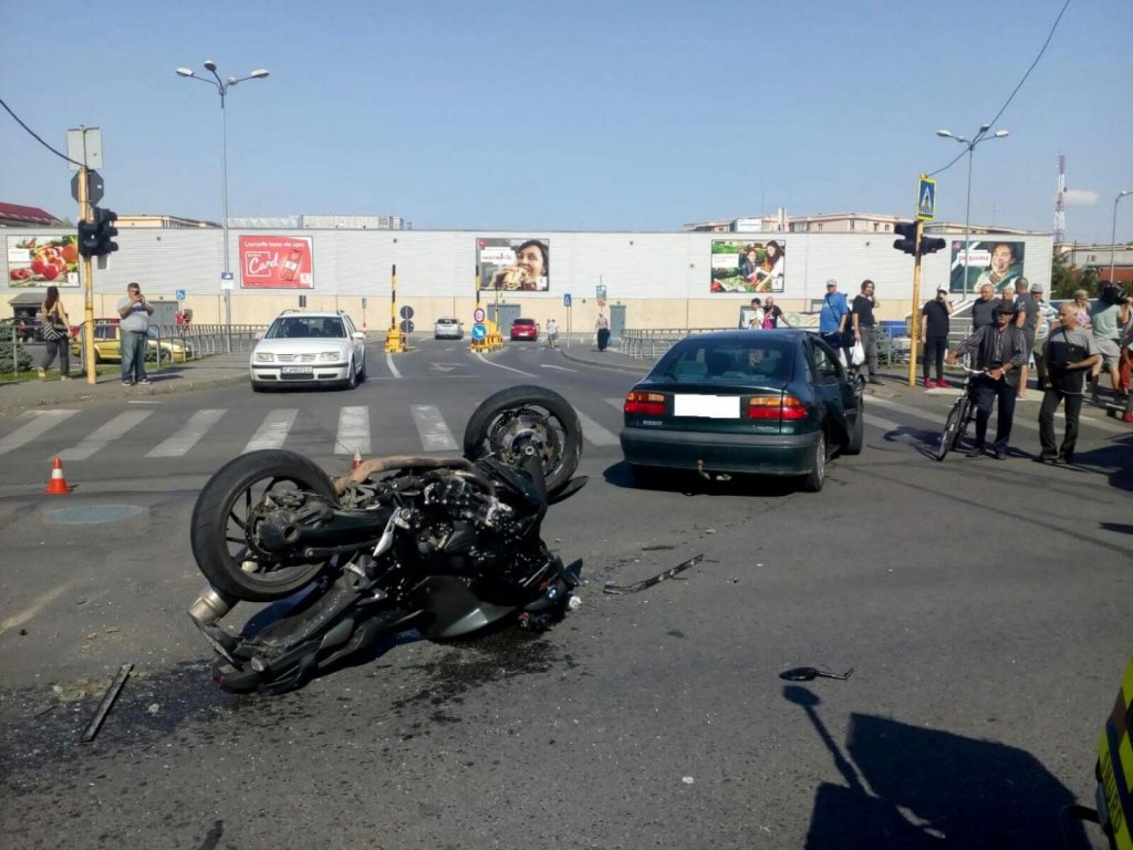 Motociclist, proiectat 10 metri în urma impactului. VIDEO cu momentul accidentului din Mărăști