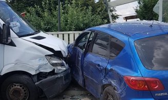 O dubă și o mașină, înfipte într-o stație de autobuz