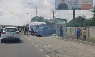 Accident în Sânicoară. O dubă și o mașină, înfipte într-o stație de autobuz