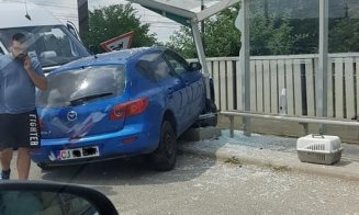 O dubă și o mașină, înfipte într-o stație de autobuz