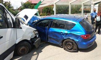 O dubă și o mașină, înfipte într-o stație de autobuz