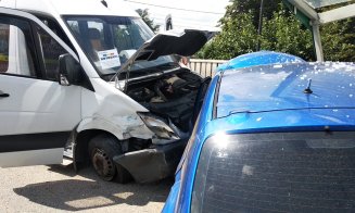 O dubă și o mașină, înfipte într-o stație de autobuz