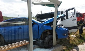 O dubă și o mașină, înfipte într-o stație de autobuz