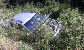 Mașină răsturnată în șanț pe un drum din Cluj