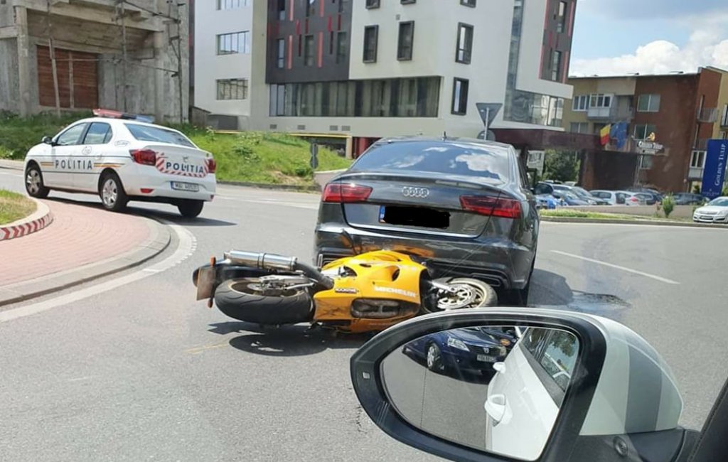 Impact între o motocicletă și o mașină, în Zorilor. Motociclistul a ajuns la spital