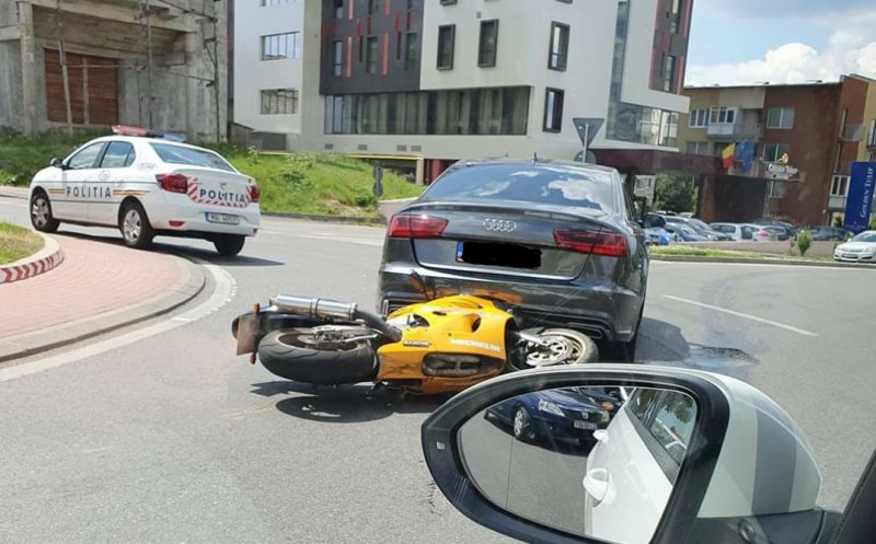Impact între o motocicletă și o mașină, în Zorilor. Motociclistul a ajuns la spital