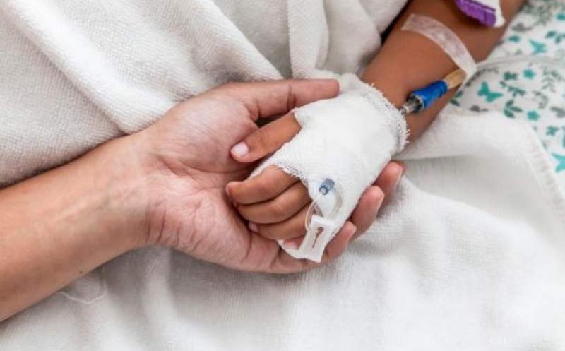 Peste 4.000 de persoane vor să fie mame voluntare pentru copiii singuri din spitale / Cum te poți înscrie