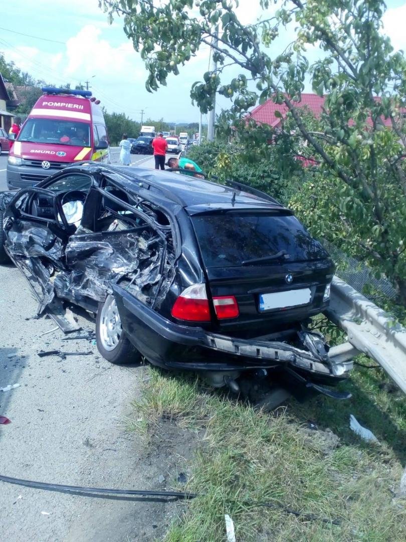 Accidentul din Nima, provocat de o tânără care a intrat în depăşire. Cinci persoane la spital, între care doi copii