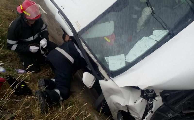Accident pe Muncii, şoferul blocat în maşină