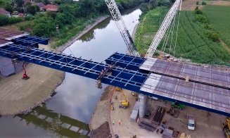 Filmare aeriană spectaculoasă cu ridicarea grinzii metalice la un pod de pe Autostrada Transilvania
