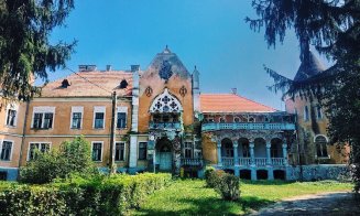 Castelul Calendar, o frumusețe la doar o oră de Cluj. Are 365 de ferestre, 52 de camere şi 7 terase