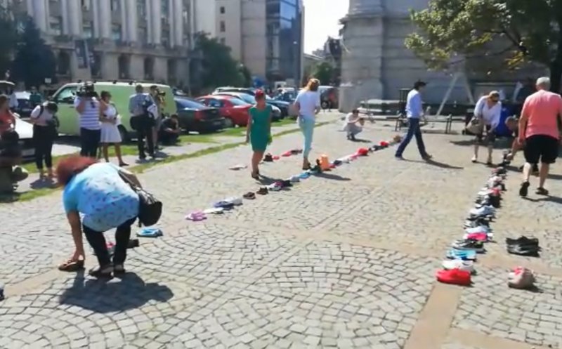Protest inedit la Ministerul de Interne. Sute de perechi de pantofi depuse în memoria copiilor dispăruţi