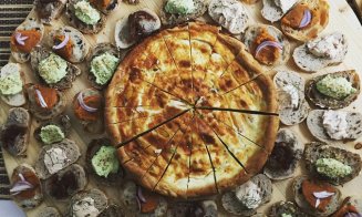 Catering cu produse locale/ O tânără revoluţionează mâncarea pentru ocazii speciale cu tarte, pateuri şi brânzeturi à la Cluj