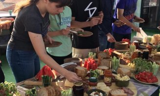 Catering cu produse locale/ O tânără revoluţionează mâncarea pentru ocazii speciale cu tarte, pateuri şi brânzeturi à la Cluj