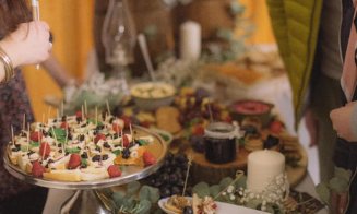Catering cu produse locale/ O tânără revoluţionează mâncarea pentru ocazii speciale cu tarte, pateuri şi brânzeturi à la Cluj