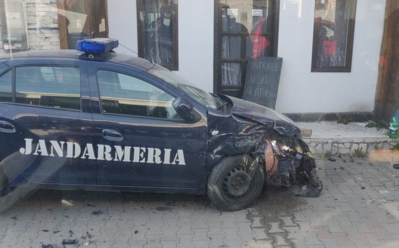 Maşină de jandarmerie, lovită în centrul Clujului