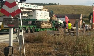 Trailer care transporta o macara, blocat pe linia ferată din Baciu