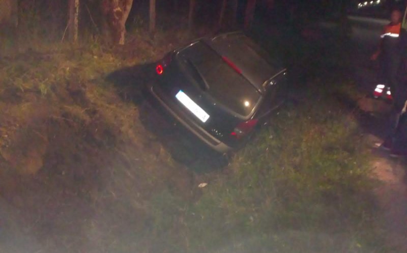 Vitezoman la 19 ani. A intrat cu mașina în șanț, o femeie rănită