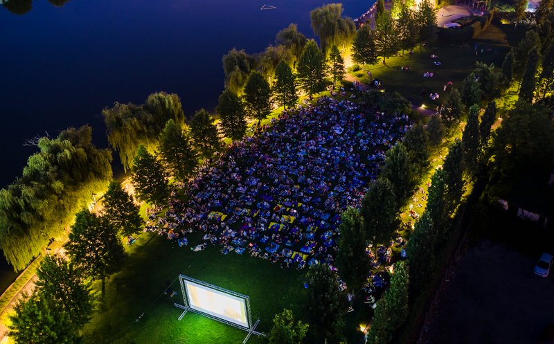 Cinefilii sunt invitați la „Movie Nights", vineri, în Iulius Parc