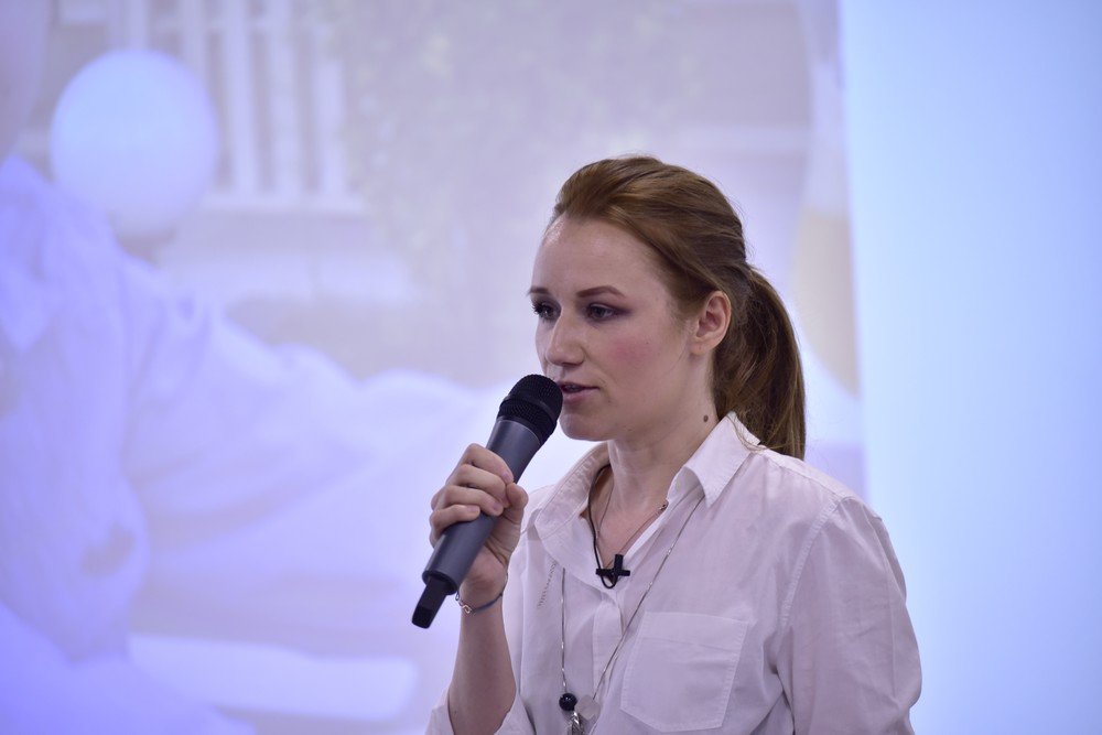 Îngerul copiilor abandonați în spitale. A adoptat un băiețel cu o boală incurabilă și acum caută mame voluntare în toată țara