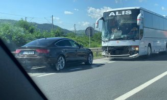 La un pas de tragedie. Accident între un autocar și o mașină în Livada