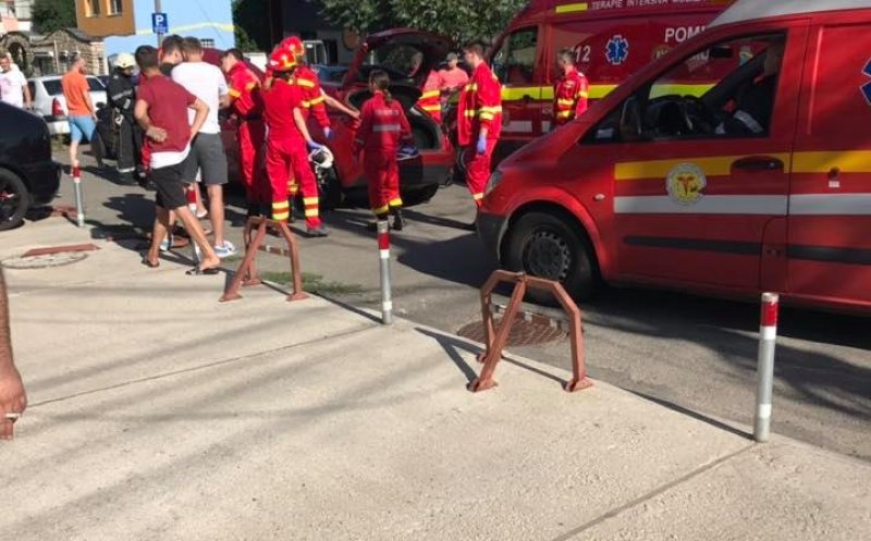 Bolid, începător, viteză, curbă. Rezultatul? 3 mașini făcute praf