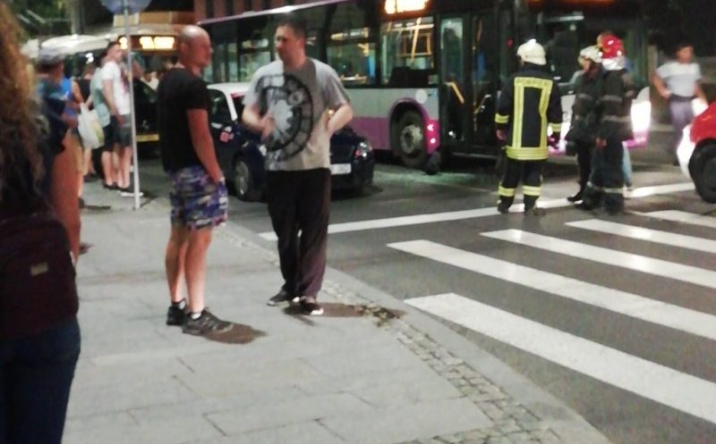 Accident la Primărie între o motocicletă, o mașină și un autobuz. Au încurcat benzile