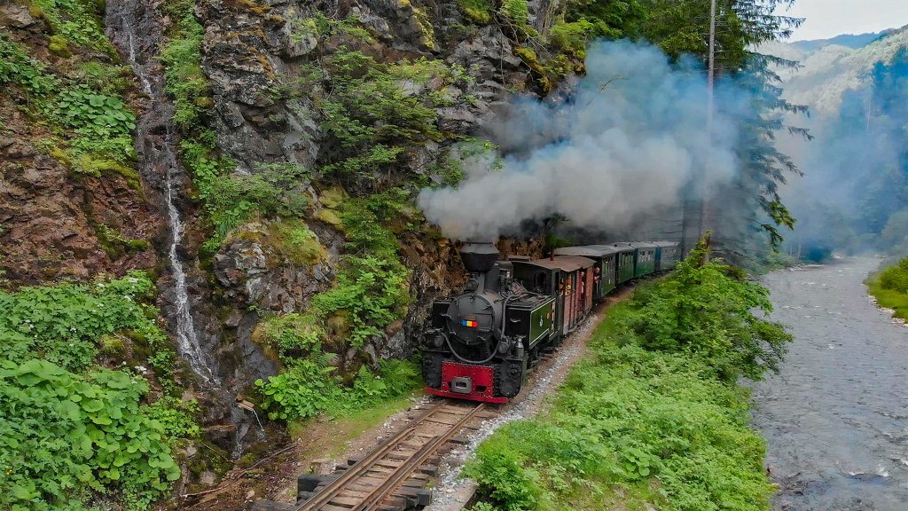 Mocăniță cu 200 de turiști la bord, deraiată de pe șine