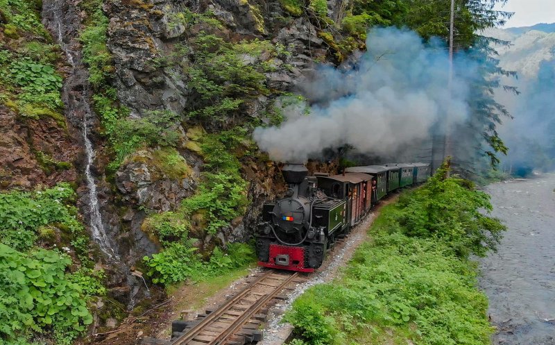 Mocăniță cu 200 de turiști la bord, deraiată de pe șine