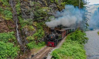 Mocăniță cu 200 de turiști la bord, deraiată de pe șine