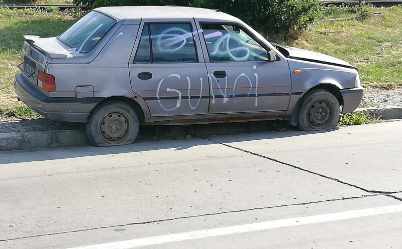 Hârb pe patru roți, abandonat în mijlocul străzii. "Pe asta nu o ridică nimeni???"
